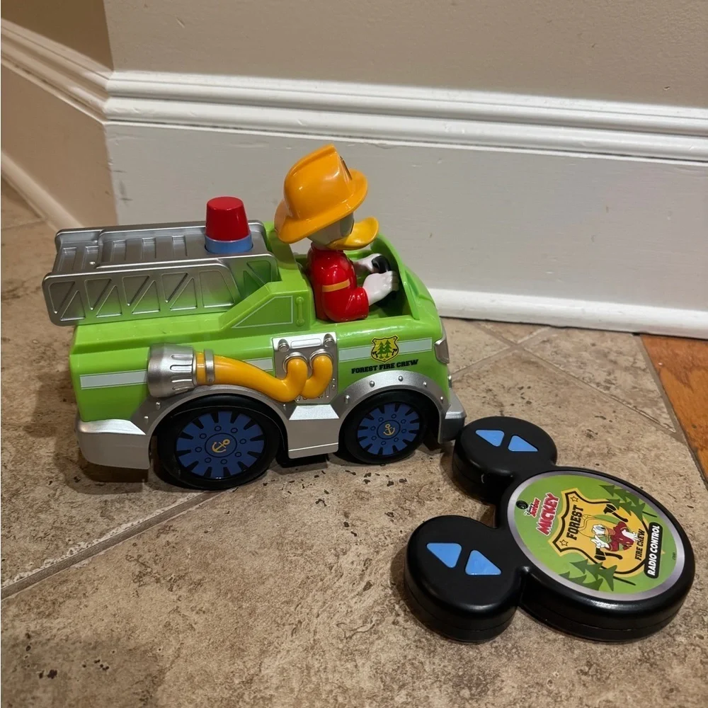 NWOT Disney Junior 9” RC Donald Duck FireTruck Forest Service Remote Control Car